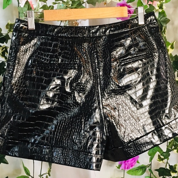*Cameo The Label* High waisted croc look shorts 🖤 - Picture 6 of 9